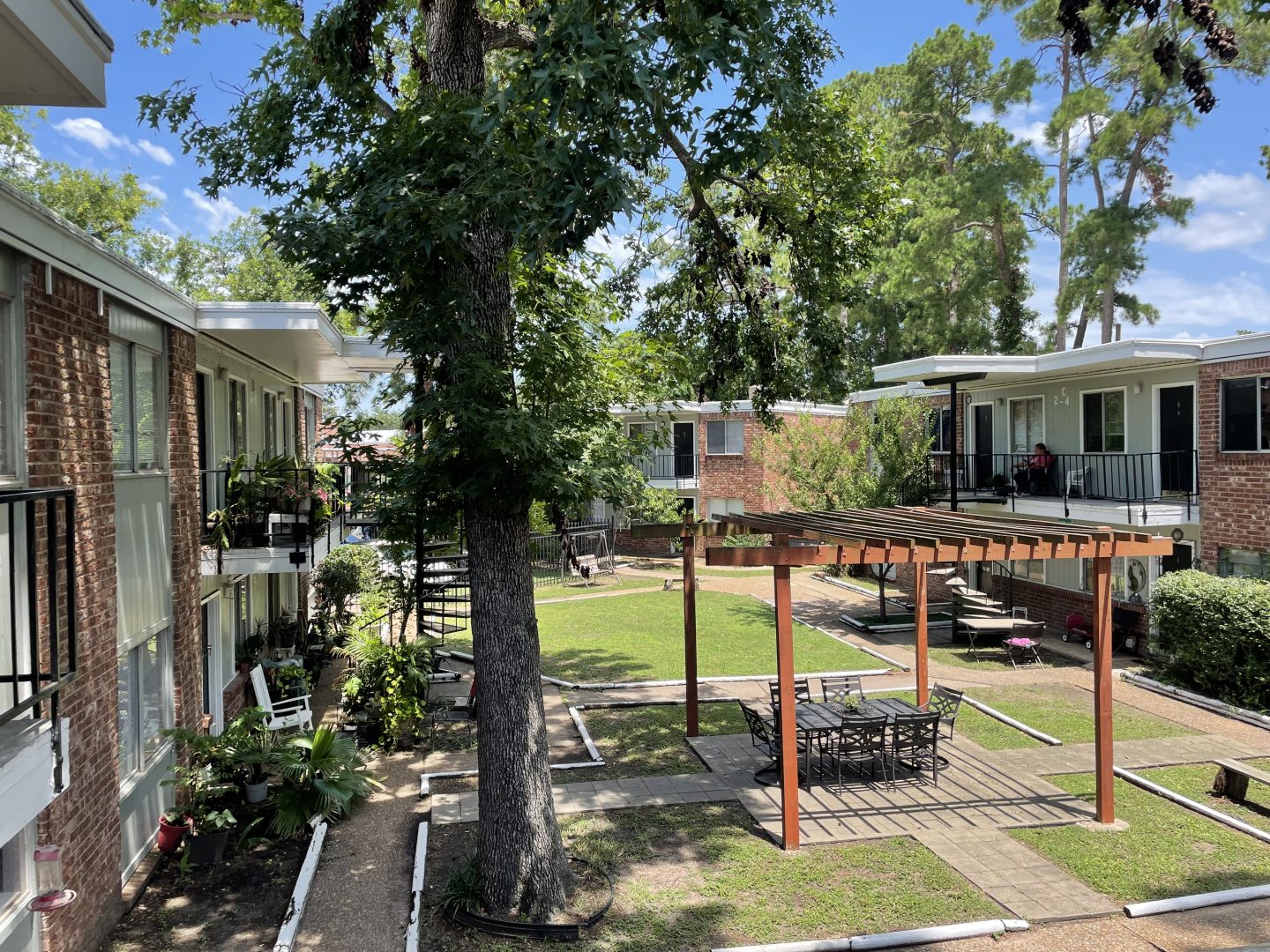 the courtyard at The HIllshire Village Apartments