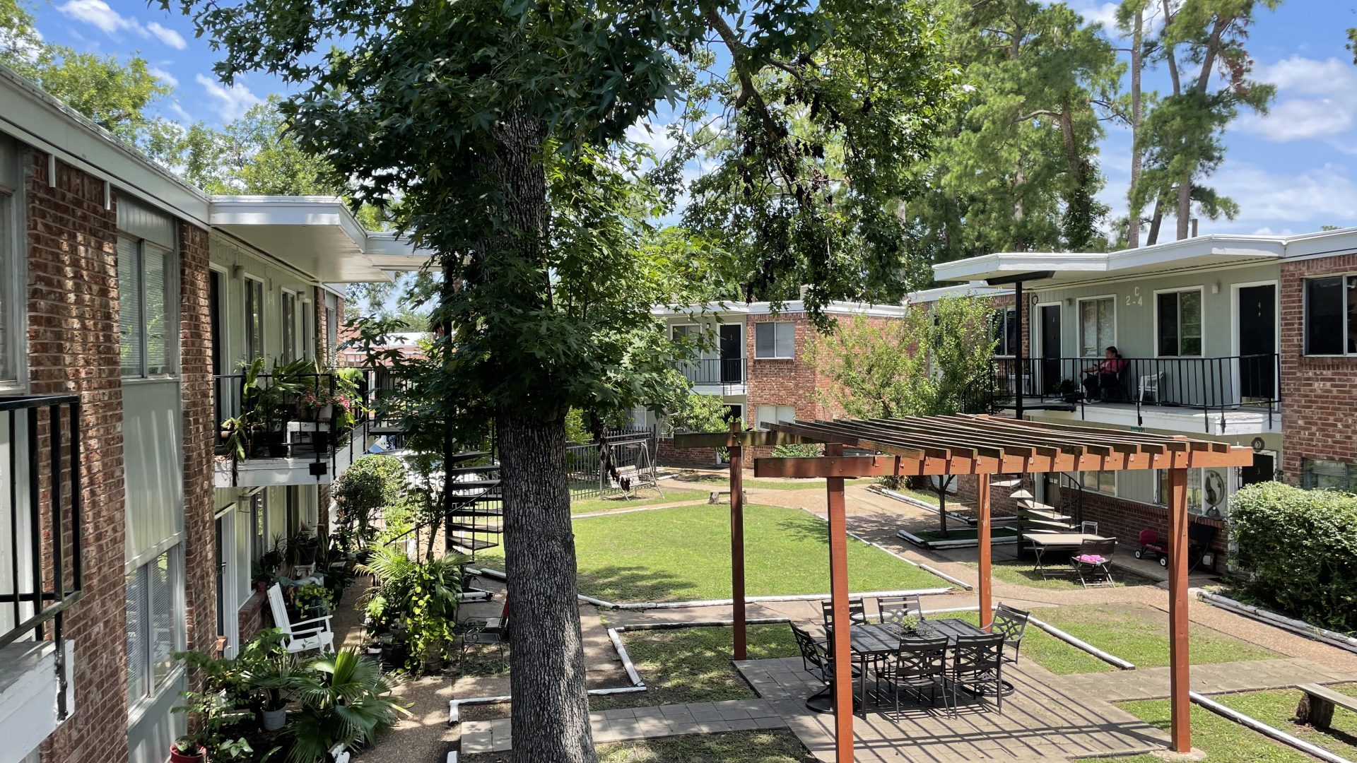 the courtyard at The HIllshire Village Apartments